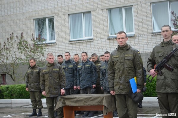 У Луцьку складали військову присягу під дощем