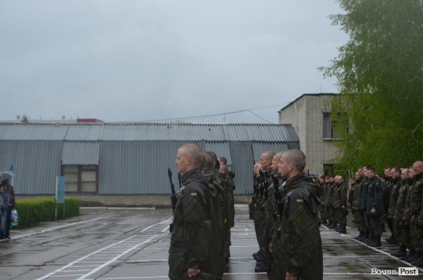 У Луцьку складали військову присягу під дощем