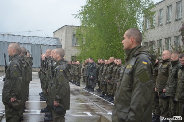 У Луцьку складали військову присягу під дощем
