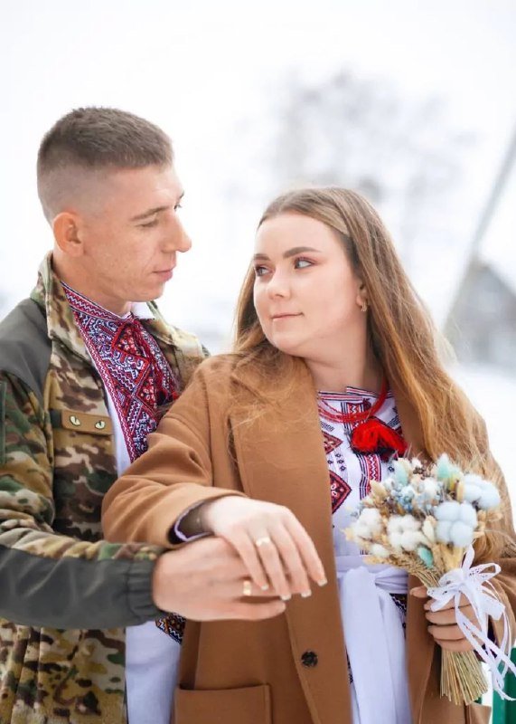 «Перше СМС – виходь за мене»: зворушлива історія кохання військового з Волині