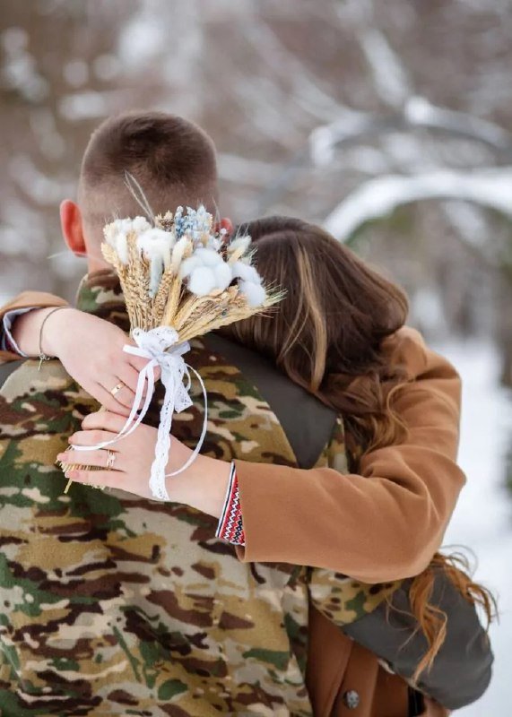 «Перше СМС – виходь за мене»: зворушлива історія кохання військового з Волині