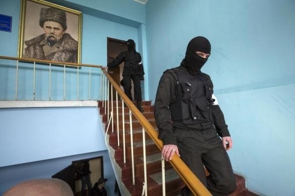 «Зелені чоловічки» окупували штаб ВМС. ФОТО