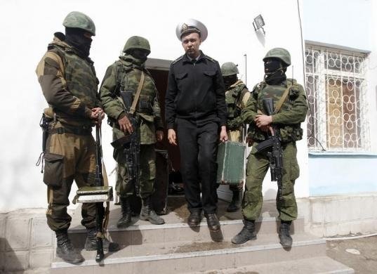 «Зелені чоловічки» окупували штаб ВМС. ФОТО