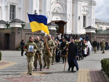 У Луцьку попрощалися з військовим Віталієм Шендриком, який захищав Маріуполь. ФОТО