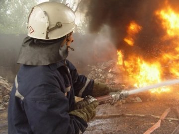 У Луцьку горіла цегляна господарська споруда