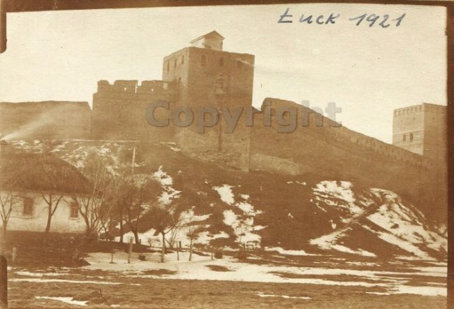 Опублікували невідомі фото Луцького замку 100 років тому