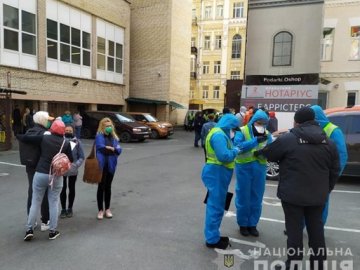 У Києві понад 50 туристів втекли з обсервації