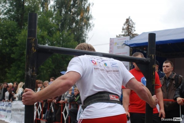 Як у Луцьку змагалися силачі. ФОТО