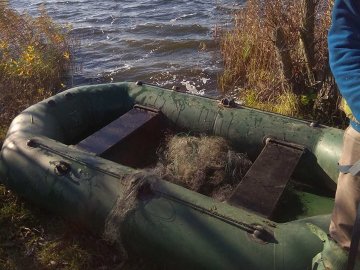 Небайдужий рибалка «здав» браконьєрів, які поставили сітки на водоймі