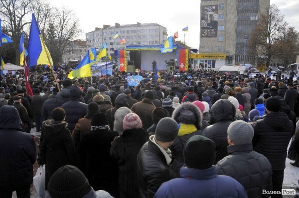 Віче на луцькому Євромайдані. ФОТО