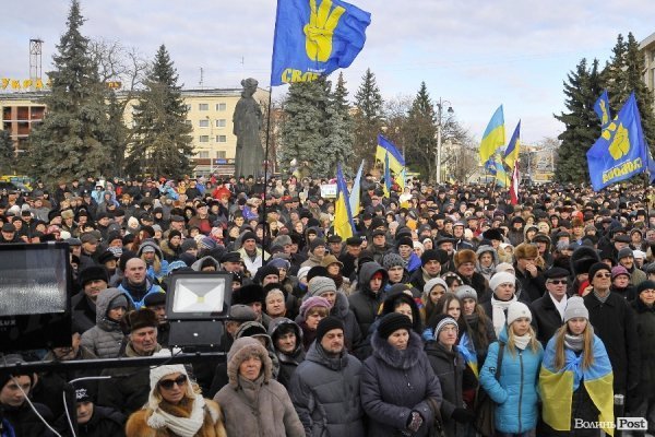 Віче на луцькому Євромайдані. ФОТО