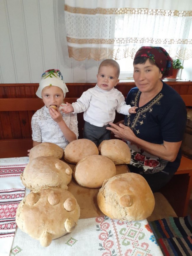 Волинянка випікає бездріжджовий хліб на листі капусти. ФОТО