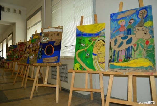 Діти малювали 15-метрову панораму Луцька. ФОТО