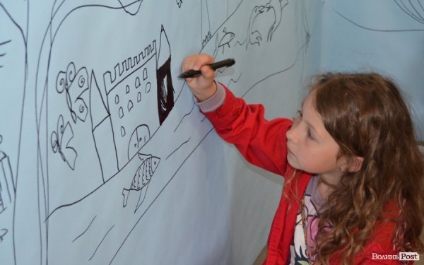 Діти малювали 15-метрову панораму Луцька. ФОТО