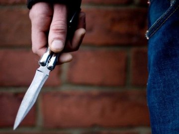 Пограбування у Луцьку: чоловік, погрожуючи ножем, вимагав пачку цигарок