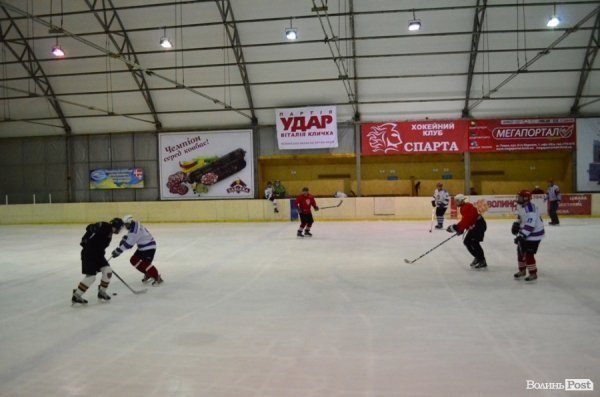 За підтримки УДАРу на Волині визначили кращих хокеїстів. ФОТО*