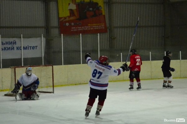 За підтримки УДАРу на Волині визначили кращих хокеїстів. ФОТО*