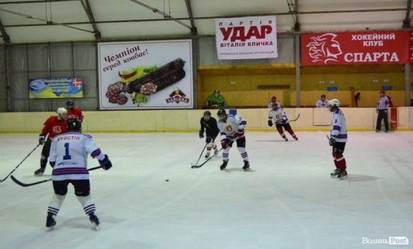 За підтримки УДАРу на Волині визначили кращих хокеїстів. ФОТО*