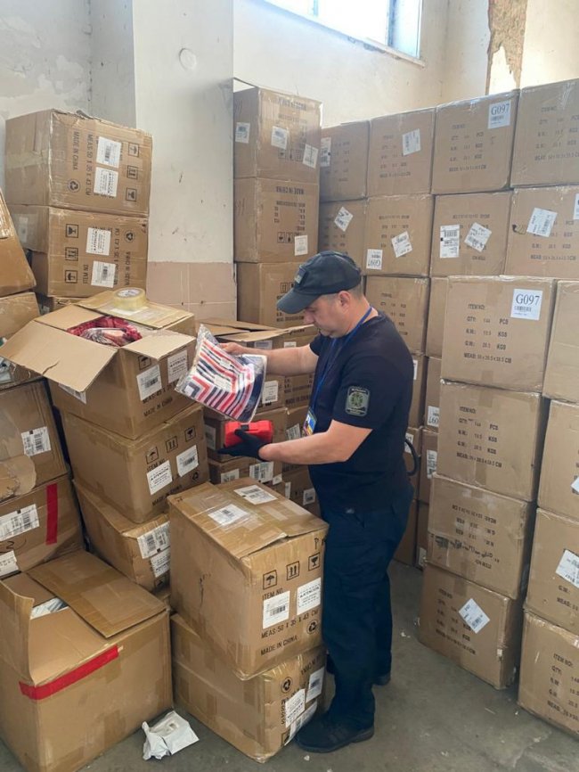 Через «Ягодин» хотіли незаконно провезти китайські товари на майже 2,5 мільйона. ФОТО