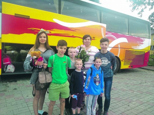 «Внуки довго називали мамою»: волинянка доглядає 4 дітей загиблого зятя-атовця і доньки-«зозулі»