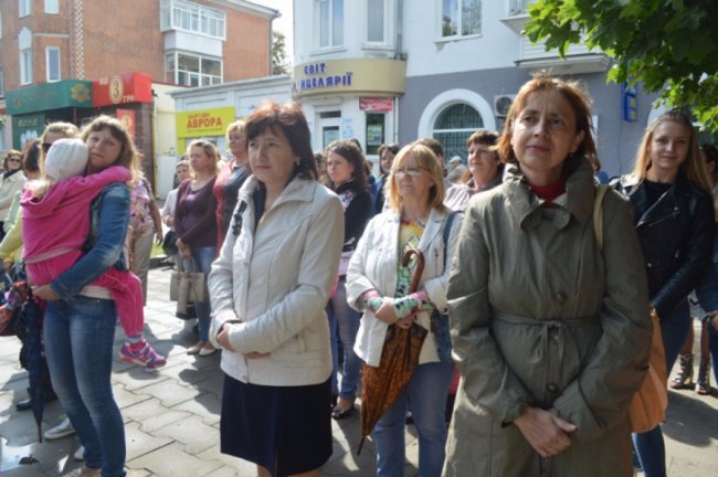 У жовто-блакитному одязі та з парасолями: у Ковелі відзначили День Прапора