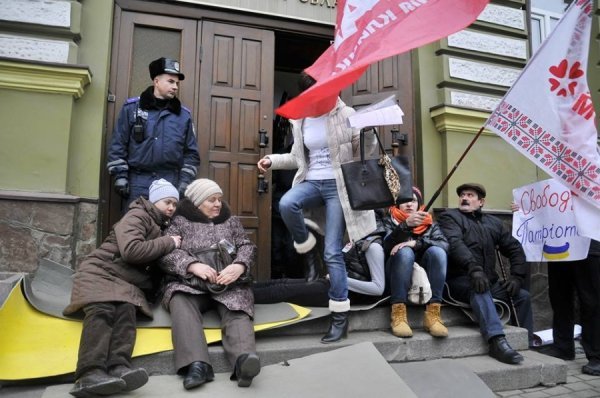 «Сидячий» пікет під прокуратурою Волині. ФОТО