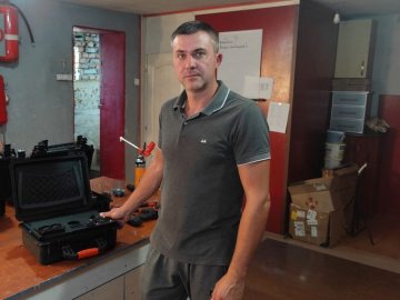 У Луцьку чоловік виготовляє зарядні станції для захисників. ВІДЕО 