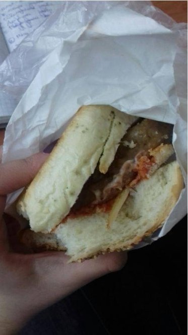 Ківерчанам продають гамбургери з пліснявою. ФОТО