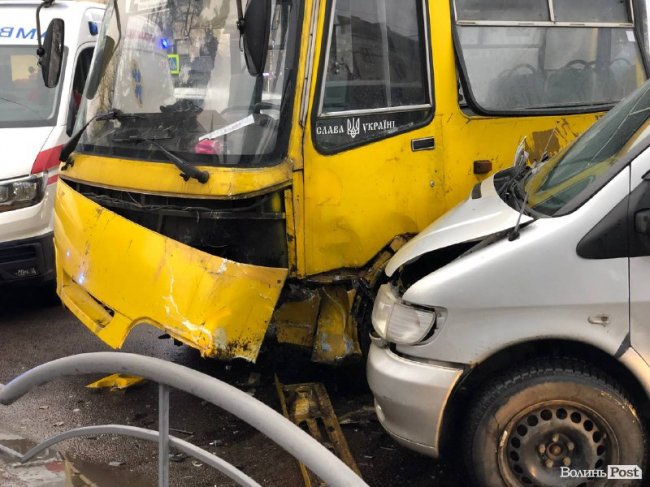 У центрі Луцька зіткнулися маршрутка і бус: є постраждалий. ФОТО