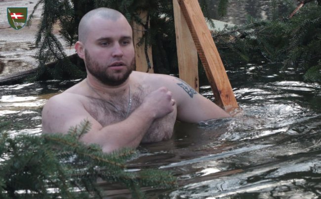 Як воїни 14 ОМБр пірнали у річку на Водохреще. ФОТО