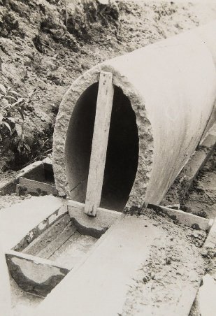 Каналізаційний тунель. Такі ще збереглися і досі виконують свої функції в центрільній частині міста. Копія з архіву підприємства 