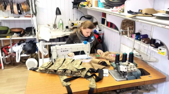 За 10 місяців кравець із Луцька пошив більше тисячі медичних сумок для бійців