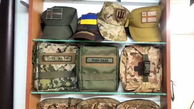 За 10 місяців кравець із Луцька пошив більше тисячі медичних сумок для бійців