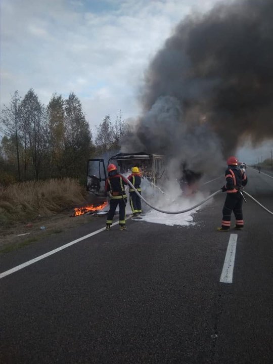 На автодорозі Київ-Ковель на ходу загорілася вантажівка. ФОТО