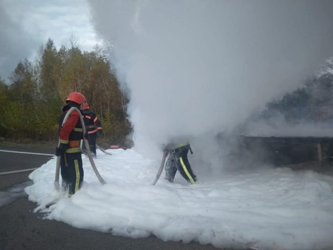На автодорозі Київ-Ковель на ходу загорілася вантажівка. ФОТО