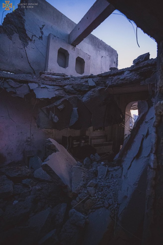 Рештки збитої ракети впали на київську багатоповерхівку. ФОТО