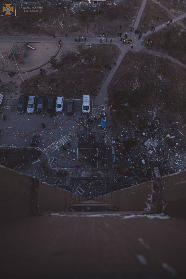 Рештки збитої ракети впали на київську багатоповерхівку. ФОТО