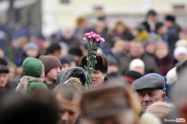 Фото прощання з міським головою Луцька Миколою Романюком