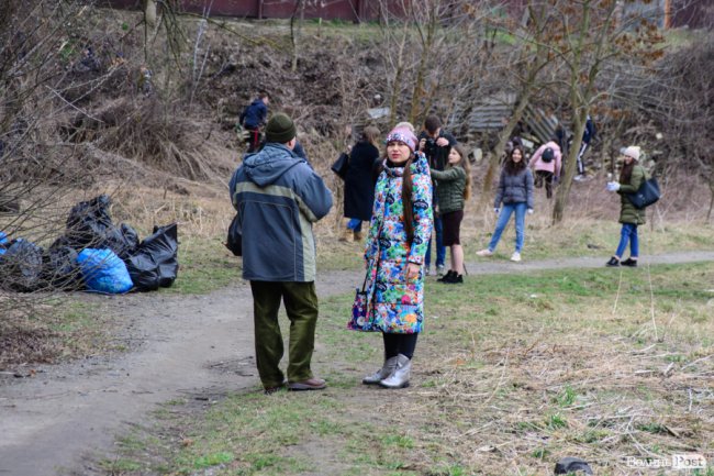 У джинсах та рукавичках: як Савченко зі студентами збирав сміття. ФОТО