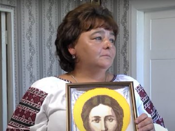 Має благословення священників і монаха: волинянка вишиває ікони і створила карту України. ВІДЕО