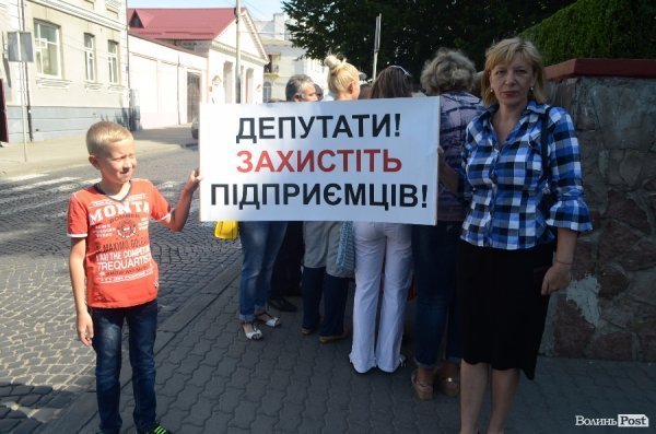 Під Луцькрадою мітингували підприємці проти знесення кіосків. ФОТО