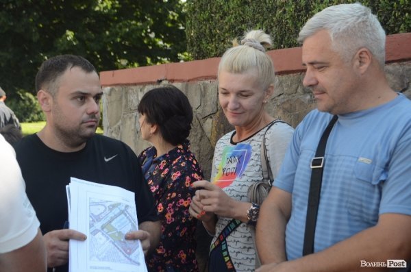 Під Луцькрадою мітингували підприємці проти знесення кіосків. ФОТО