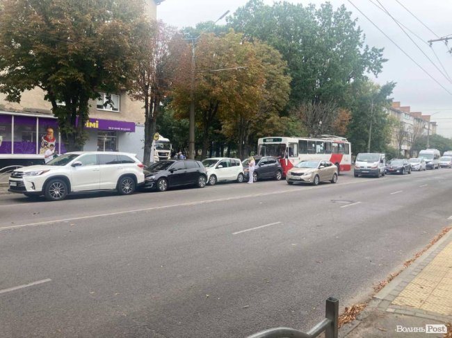 У Луцьку на Перемоги - аварія: зіткнулися тролейбус та чотири автівки