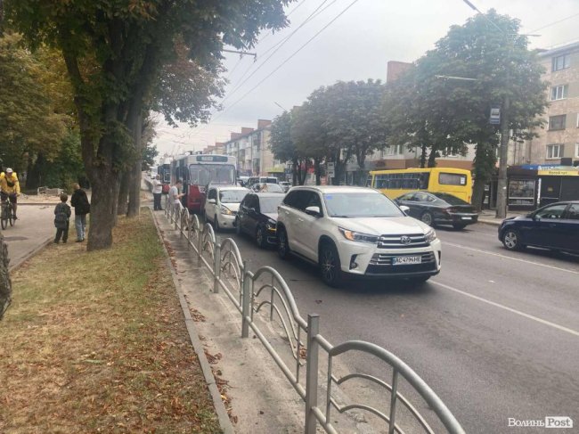 У Луцьку на Перемоги - аварія: зіткнулися тролейбус та чотири автівки