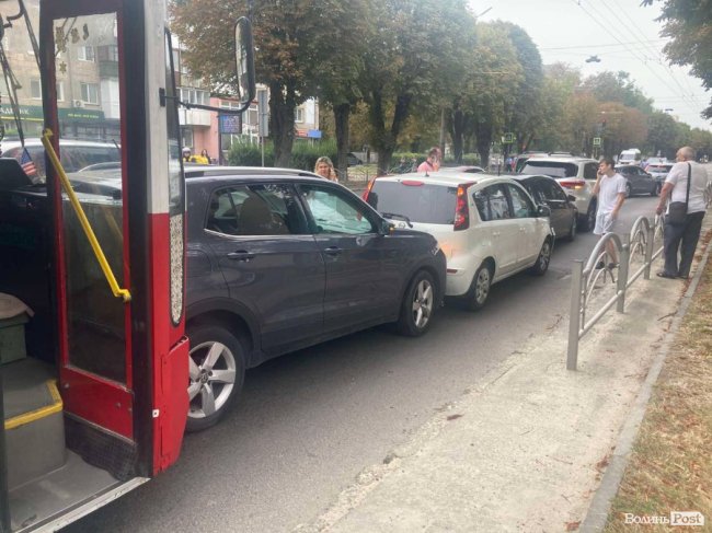 У Луцьку на Перемоги - аварія: зіткнулися тролейбус та чотири автівки