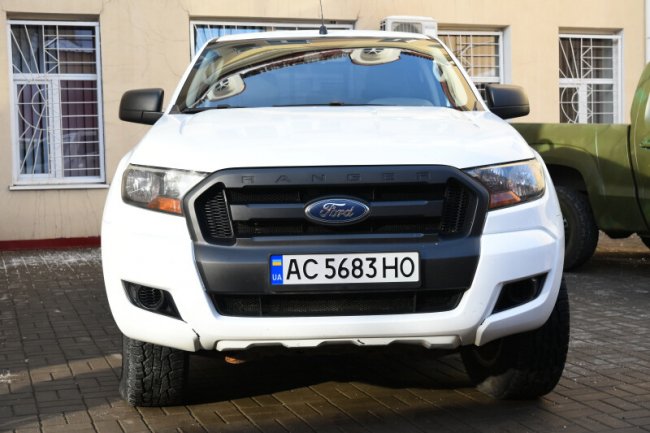 Луцька громада передала військовим автівки