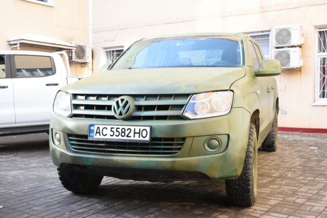 Луцька громада передала військовим автівки