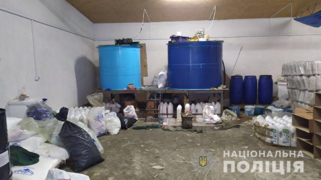 Збували товар у 4 країнах: кіберполіція викрила мережу з виготовлення фальсифікованої побутової хімії