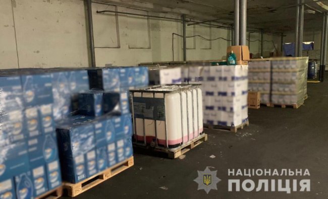 Збували товар у 4 країнах: кіберполіція викрила мережу з виготовлення фальсифікованої побутової хімії
