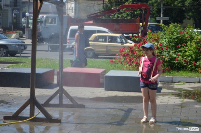 Нестерпні градуси: лучани рятуються від спеки під холодними бризками вуличних душів. ФОТО